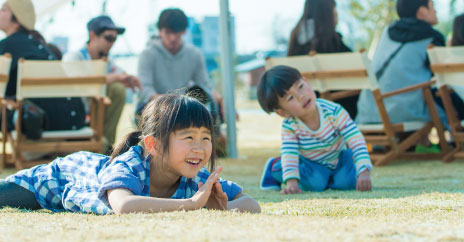 芝生で寝転ぶ子ども
